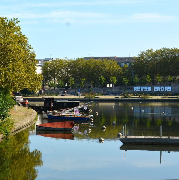Photo prise de la Place du Pont Morand, en direction du Quai Sully, à Nantes. Erdre et les bateaux, ainsi qu'une installation artistique "REVER ERDRE".