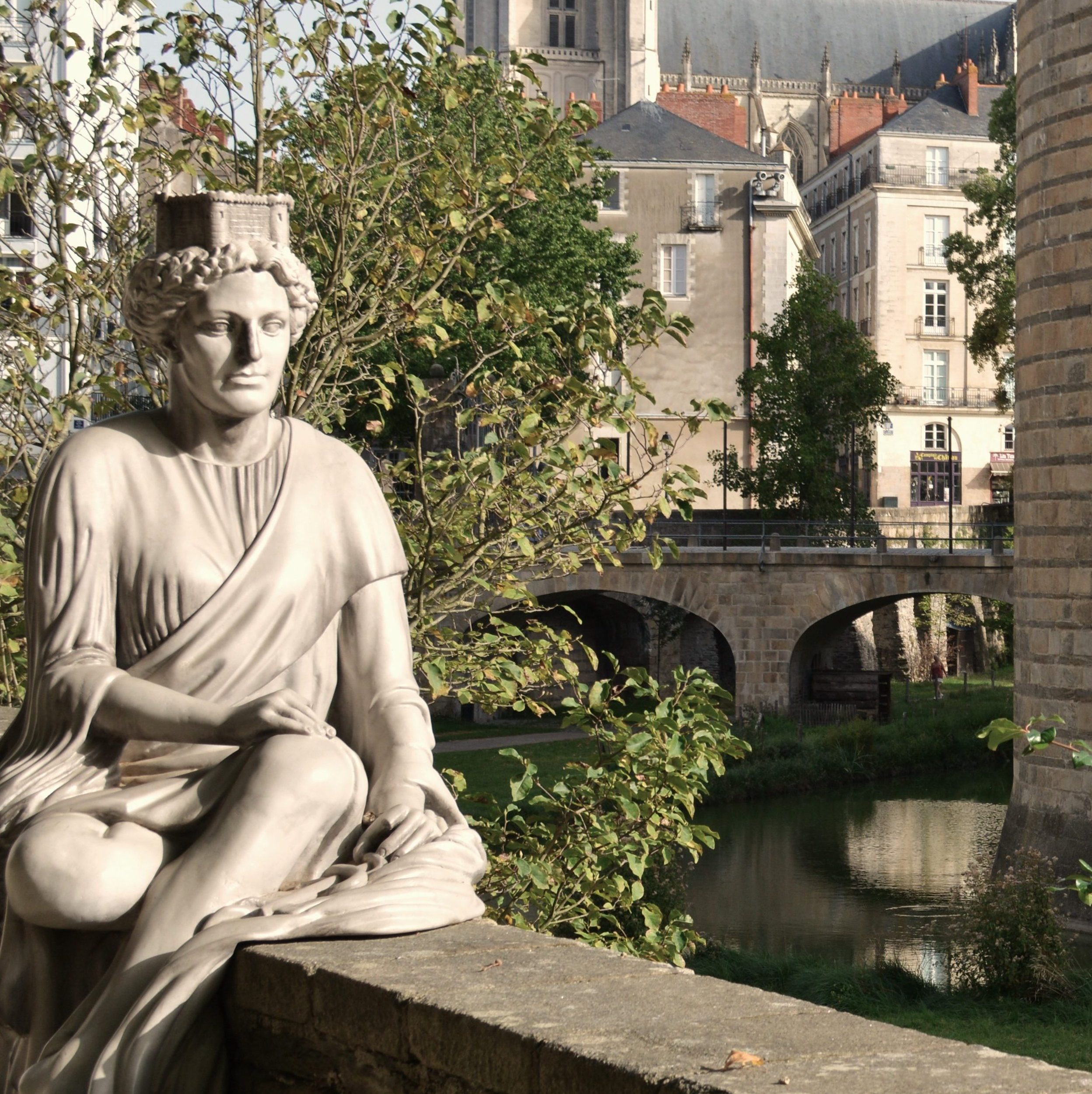 Photo d'une sculpture, œuvre artistique présentée dans le cadre du Voyage à Nantes 2023. Sculpture positionnée face au Château des Ducs de Bretagne.